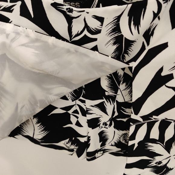 Black and white skort - Picture 3 of 3